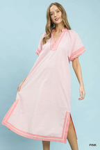 Umgee USA Midikleid Gestreift V-Ausschnitt Rosa Besatz Seitenschlitze Kurzarm Etuikleid