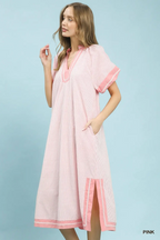 Umgee USA Midikleid Gestreift V-Ausschnitt Rosa Besatz Seitenschlitze Kurzarm Etuikleid