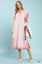 Umgee USA Midikleid Gestreift V-Ausschnitt Rosa Besatz Seitenschlitze Kurzarm Etuikleid
