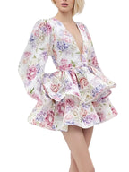 Geblümtes Minikleid mit Rüschenlagen, V-Ausschnitt, hoher Taille und langen Ballonärmeln, lässig