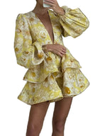 Geblümtes Minikleid mit Rüschenlagen, V-Ausschnitt, hoher Taille und langen Ballonärmeln, lässig