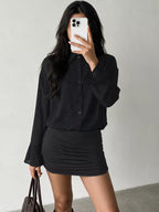 Selfie miroir silhouette robe noire : longs volants et ourlet court froncé