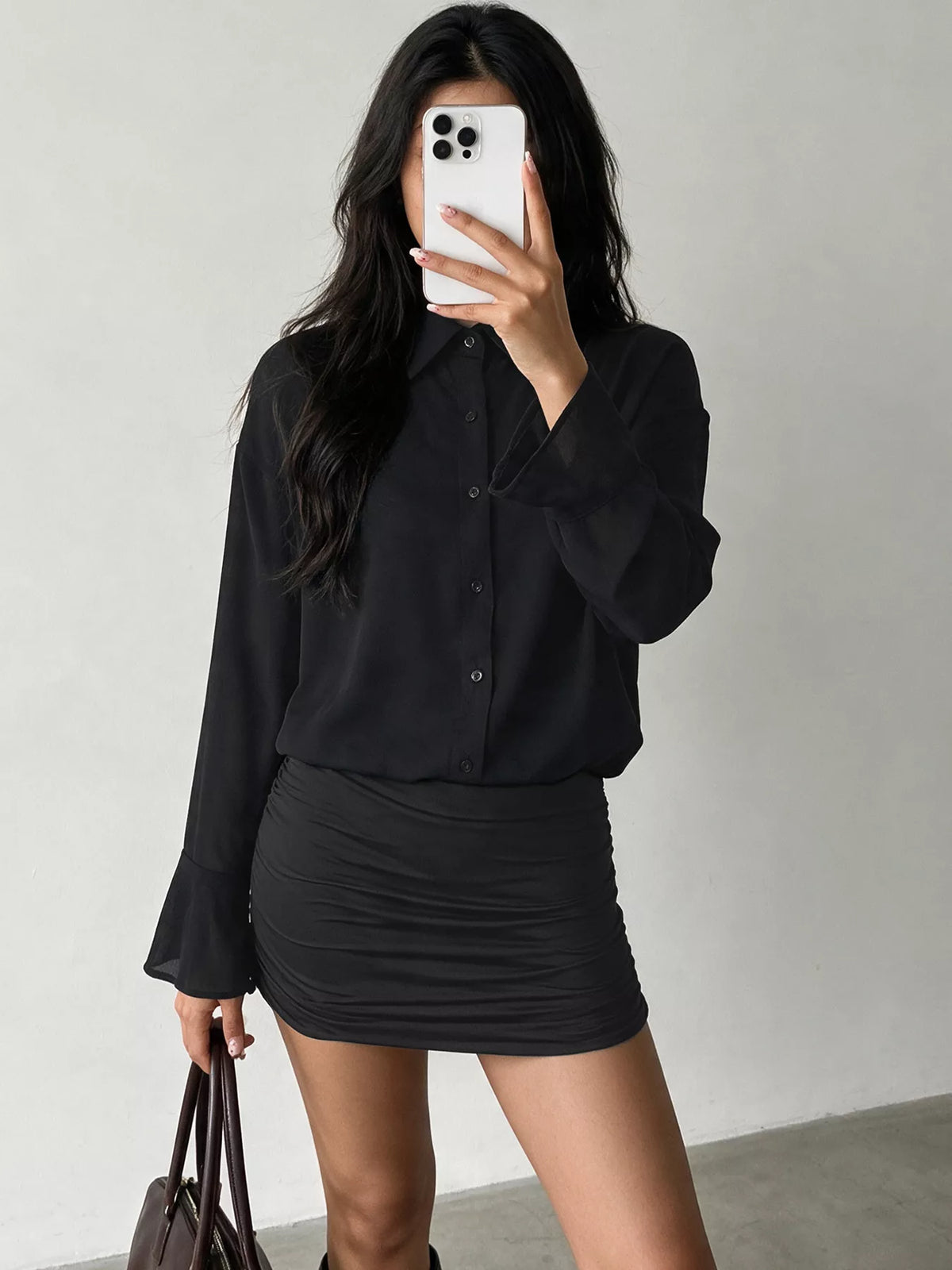 Selfie miroir silhouette robe noire : longs volants et ourlet court froncé