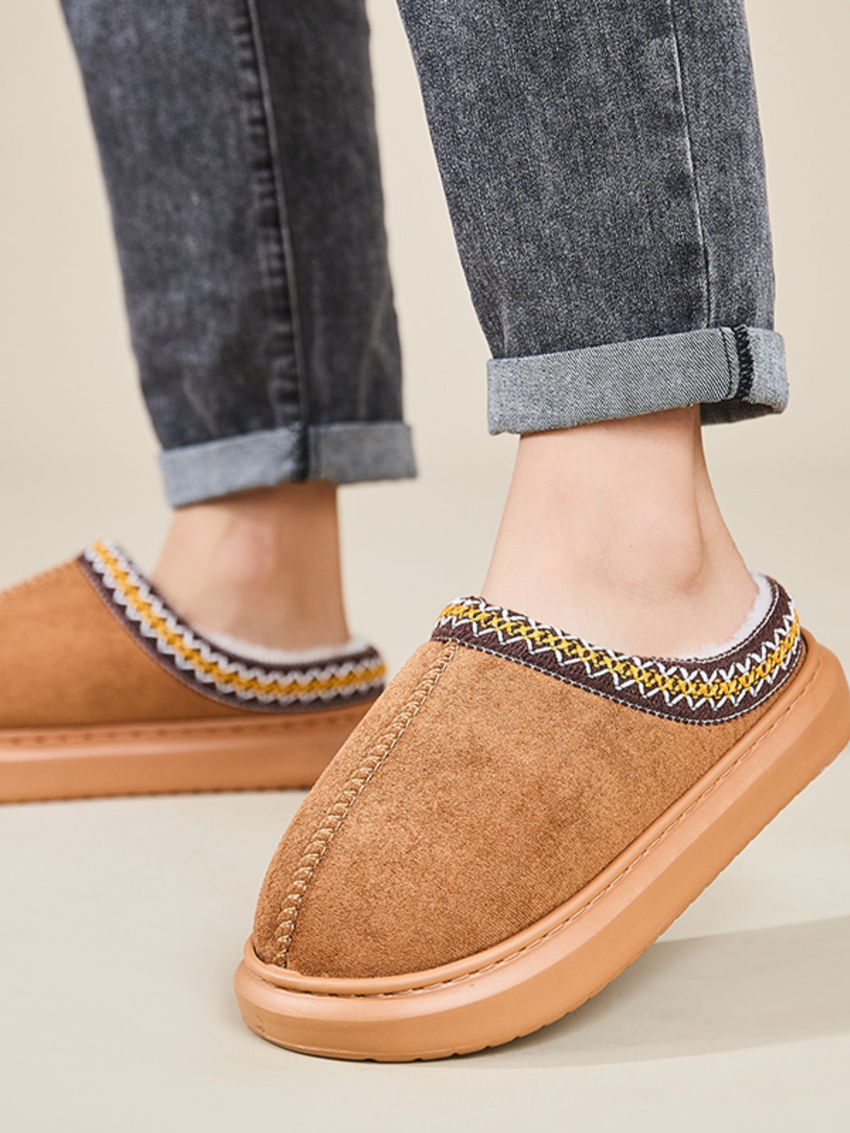 Suede Platform Slippers Faux Fur Lined Women Fashion Casual Rubber Shoes a794f993-1576-4974-b134-539cb6106820-Max Trendsi