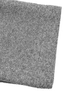 Extrem-Makroaufnahme der grauen, filzartigen Polyester-Stofftextur mit gesprenkelten tonalen Variationen auf weißem Hintergrund