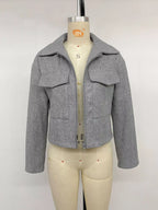 Graue Perfee Zip-Up Cropped Shacket am Mannequin mit geöffnetem silbernen Reißverschluss, der breite spitze Kragenenden und große Brusttaschen enthüllt