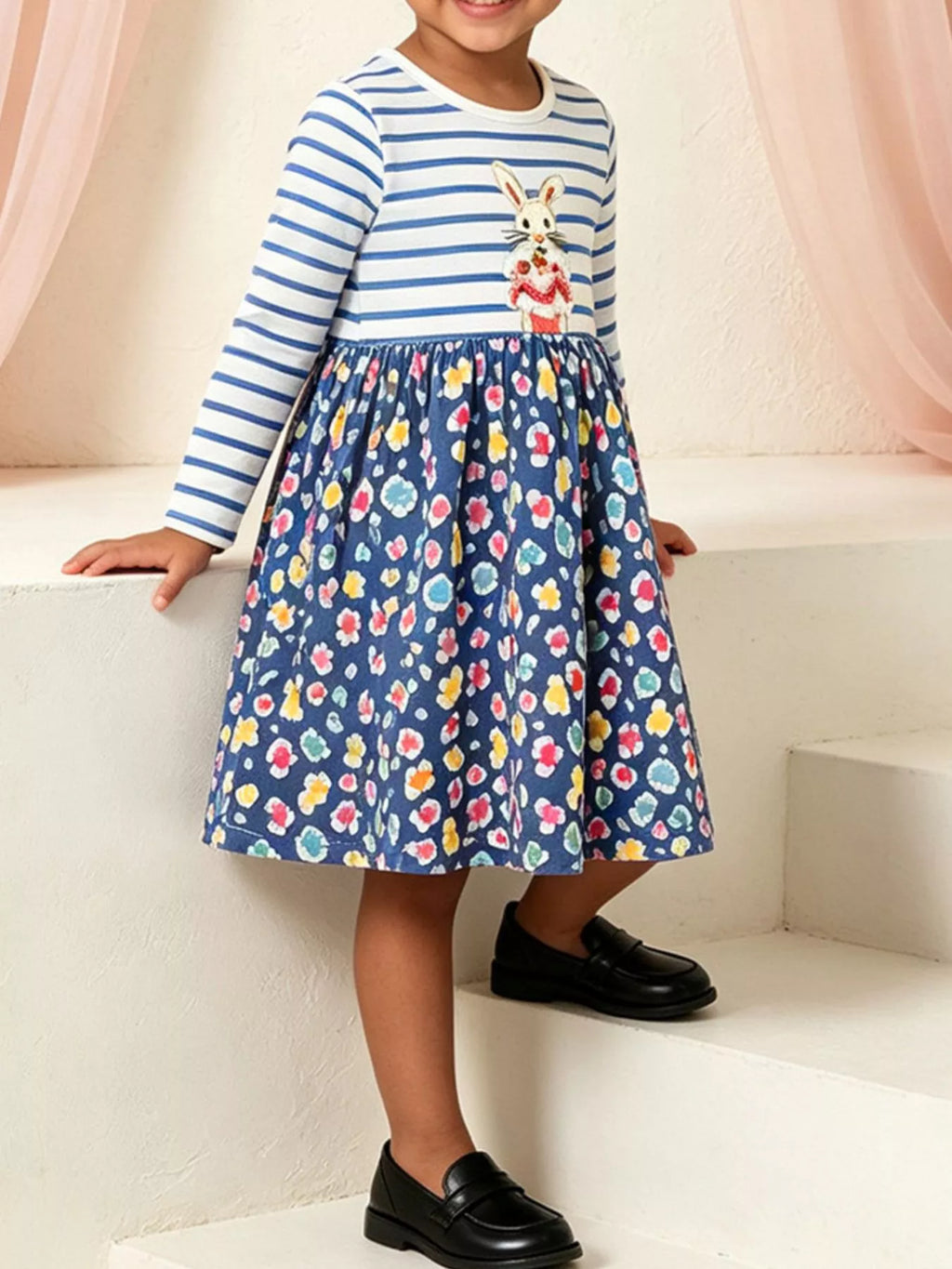 Vue complète A-line de la robe longue manches rayée fleurie montrant jupe marine et motif lapin