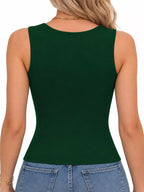 Vista trasera de tank verde oscuro destacando cuello redondo y ajuste bodycon
