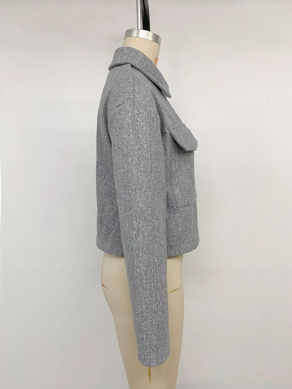 Seitenprofil der grauen Perfee Shacket am Mannequin illustriert den geraden Ärmelschnitt, Torso-Tiefe und cleanen Cropped-Saum