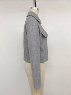 Seitenprofil der grauen Perfee Shacket am Mannequin illustriert den geraden Ärmelschnitt, Torso-Tiefe und cleanen Cropped-Saum