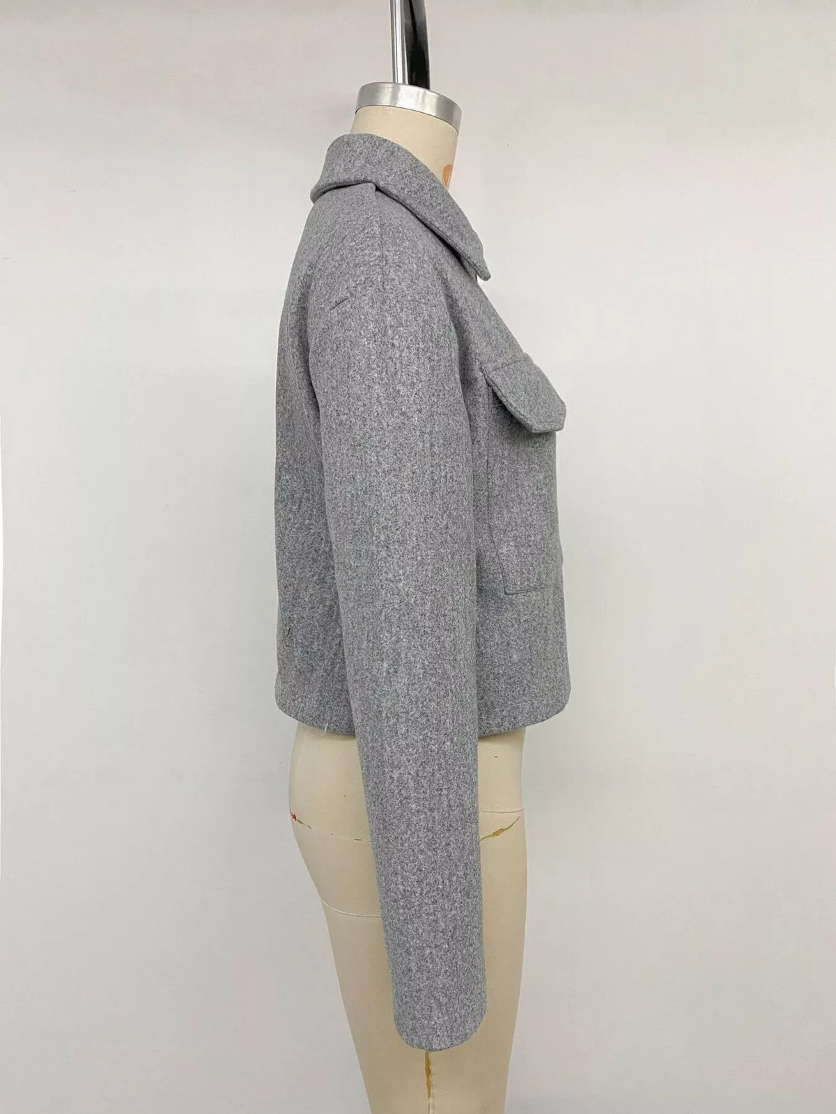 Seitenprofil der grauen Perfee Shacket am Mannequin illustriert den geraden Ärmelschnitt, Torso-Tiefe und cleanen Cropped-Saum