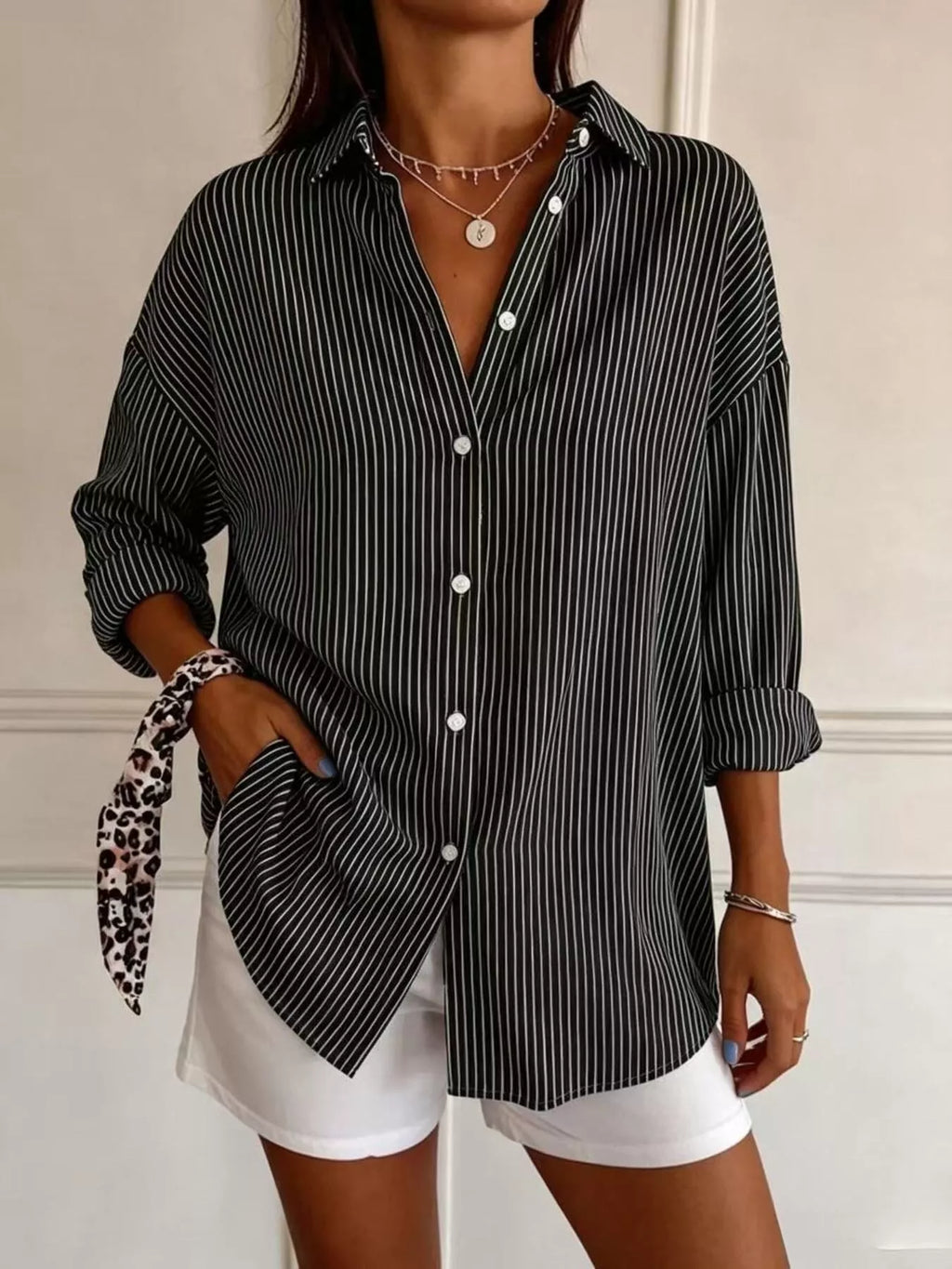 Schwarze Bluse mit feinen weißen Streifen, klassischer Kragen, drei Viertelärmel, Leoparden-Haargummi