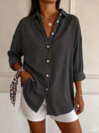 Schwarze Bluse mit feinen weißen Streifen, klassischer Kragen, drei Viertelärmel, Leoparden-Haargummi
