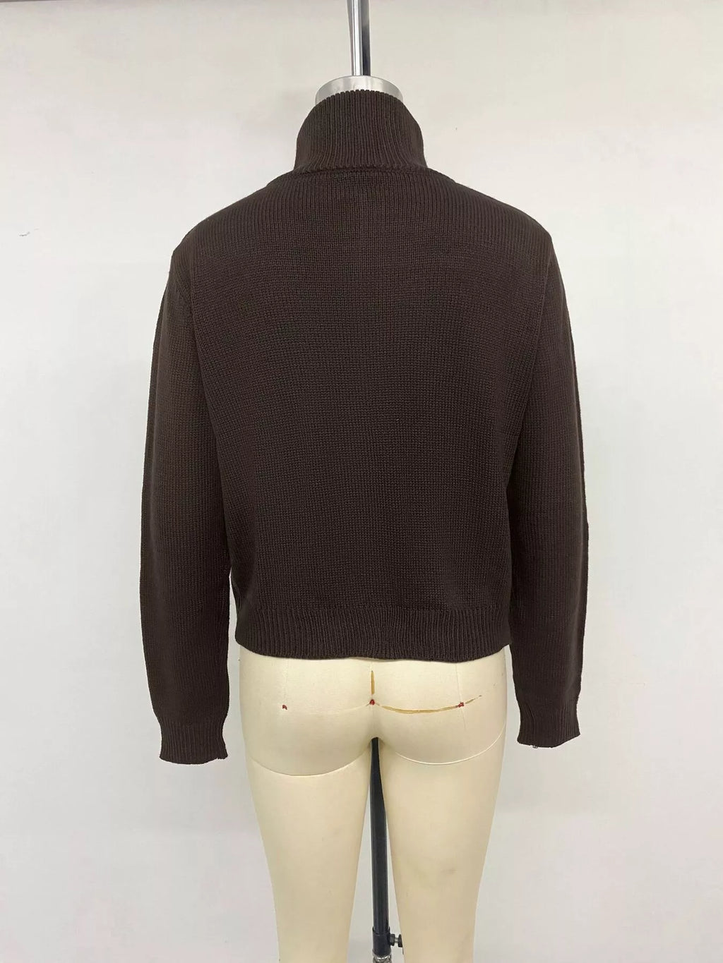 Rückansicht der einfarbigen dunkelbraunen Jacke: glatte Stricktextur und gerippter Saum in Taille ohne Muster