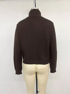 Rückansicht der einfarbigen dunkelbraunen Jacke: glatte Stricktextur und gerippter Saum in Taille ohne Muster
