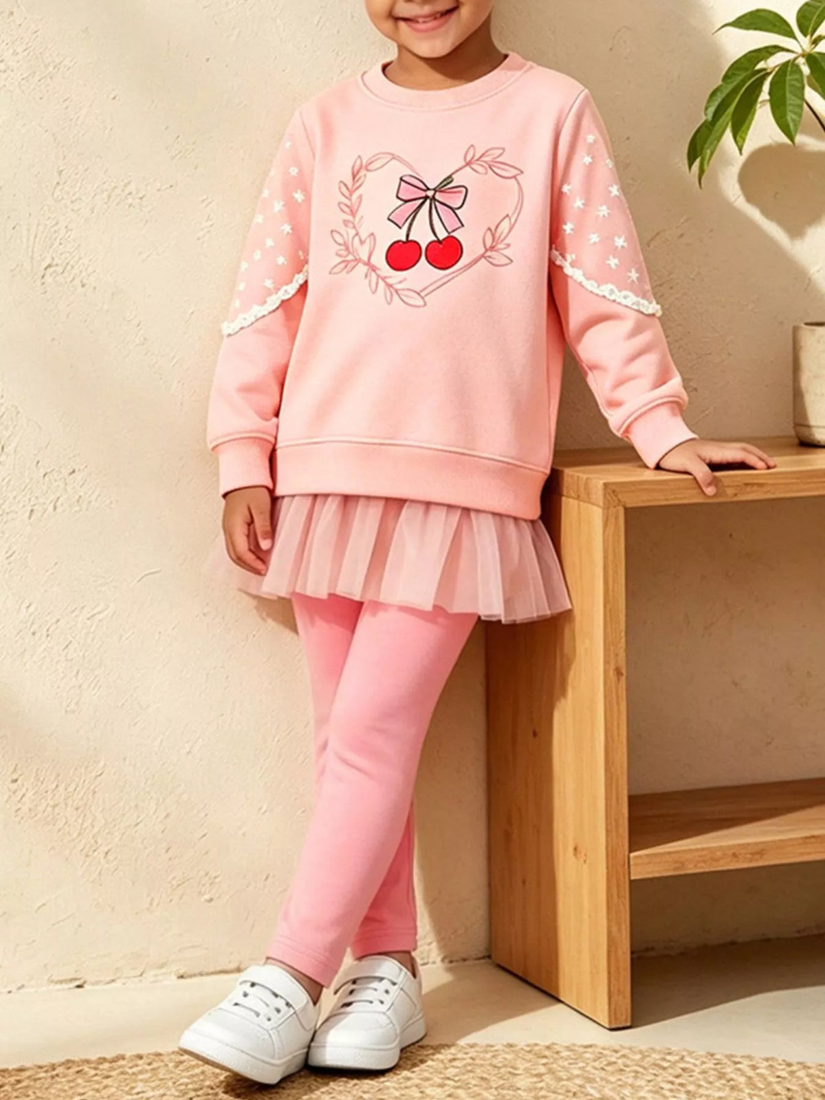 Seitenansicht: Mädchen im rosa Tulle-Leggings-Set lehnt an einem Holzregal