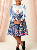Plan entier face fille portant robe col rond bleu blanc rayé et fleurs colorées