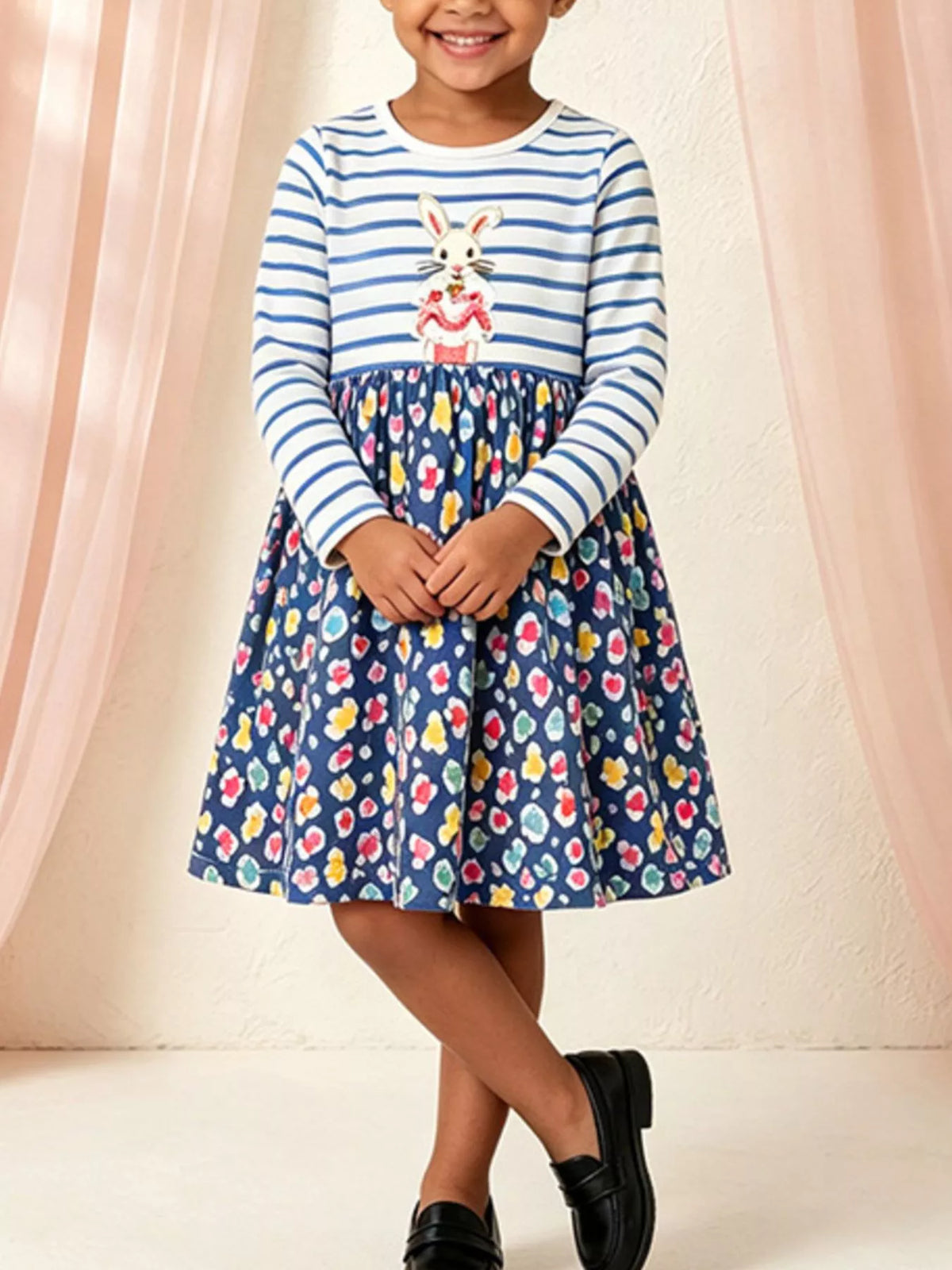 Plan entier face fille portant robe col rond bleu blanc rayé et fleurs colorées