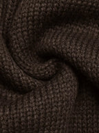 Extremnahaufnahme des gewundenen tiefbraunen Stoffes: weiche, flauschige Textur und dichte 100% Acryl-Struktur