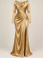 Studioaufnahme des goldenen Bodycon-Kleides: Cowl-Drapierung, seitliche Raffungen und glatte Polyester-Textur
