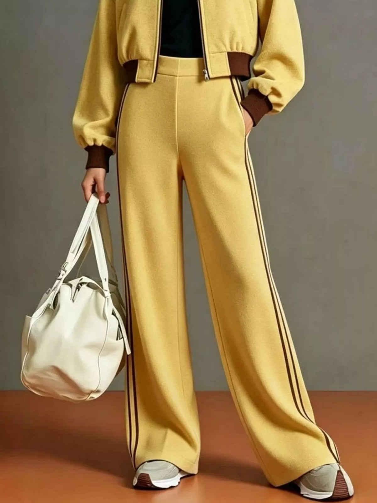 Chándal completo amarillo mostaza con pantalones de franja lateral y zapatillas grises
