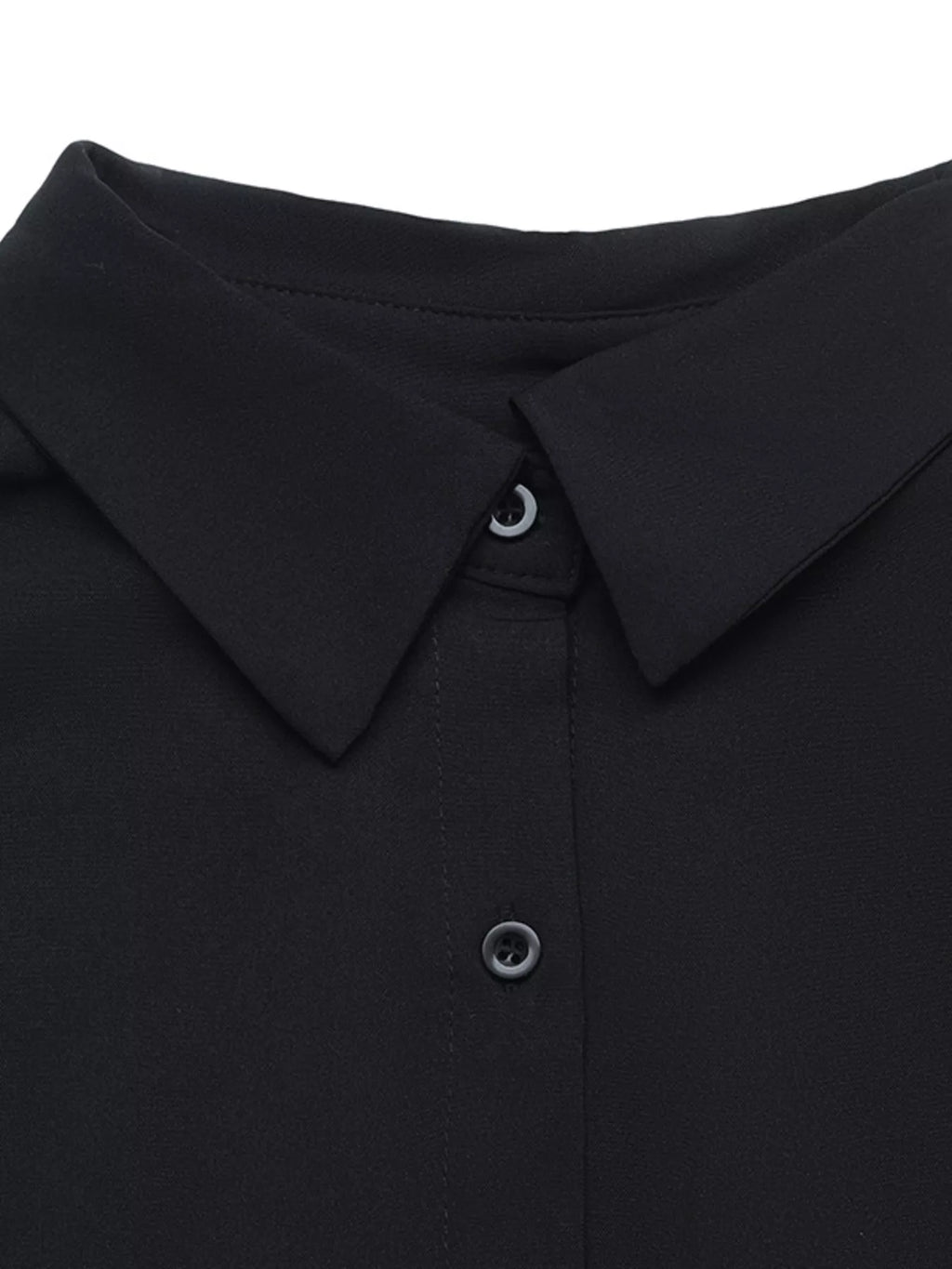 Détail col robe chemise noire : design pointu, boutons ronds foncés et couture précise