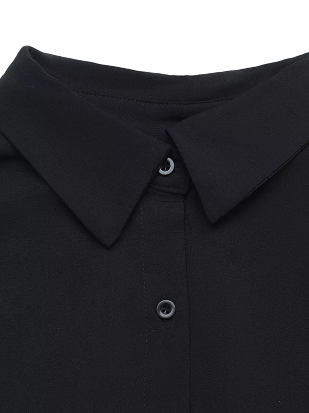 Détail col robe chemise noire : design pointu, boutons ronds foncés et couture précise