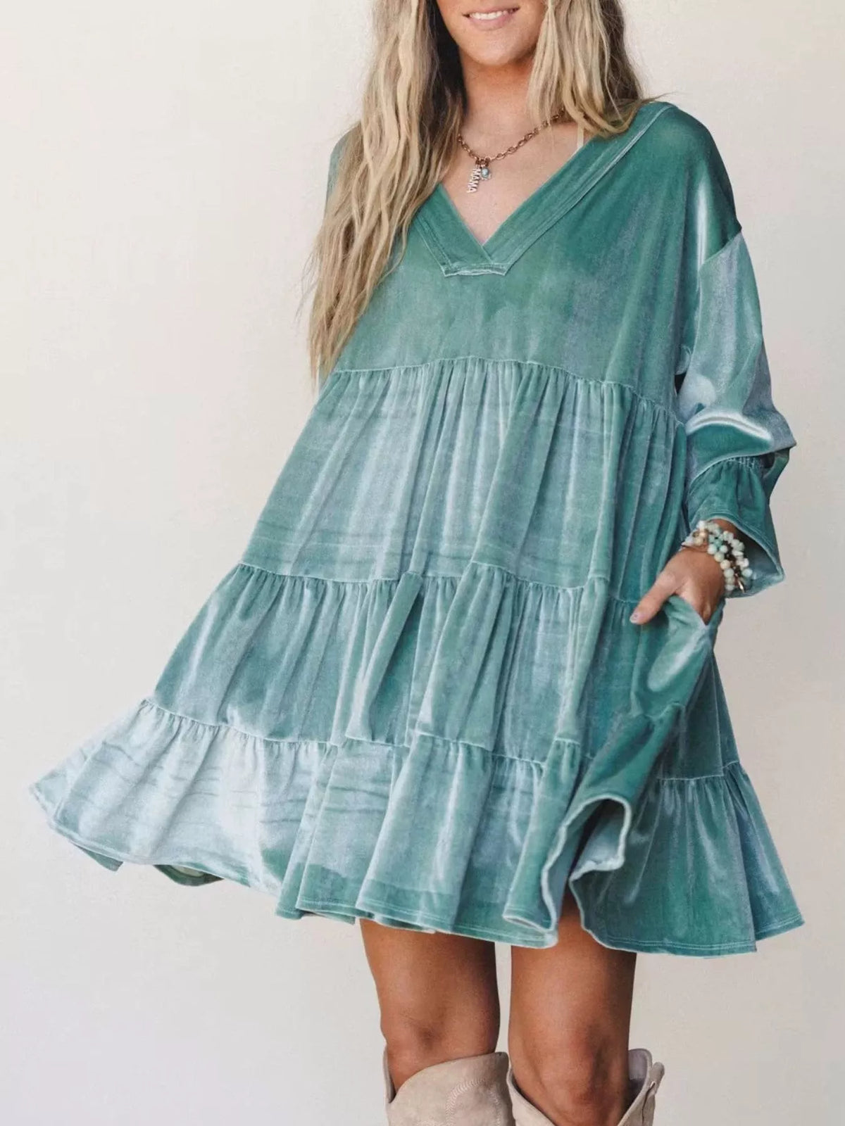 Mini dress in velluto verde acqua con scollo a V, gonna a livelli e maniche a palloncino abbinata a stivali cowboy beige