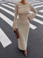 Frontalansicht der Modellin im braun gestreiften Midi-Kleid, betont die Taillenkurve und die glockenförmigen Ärmel