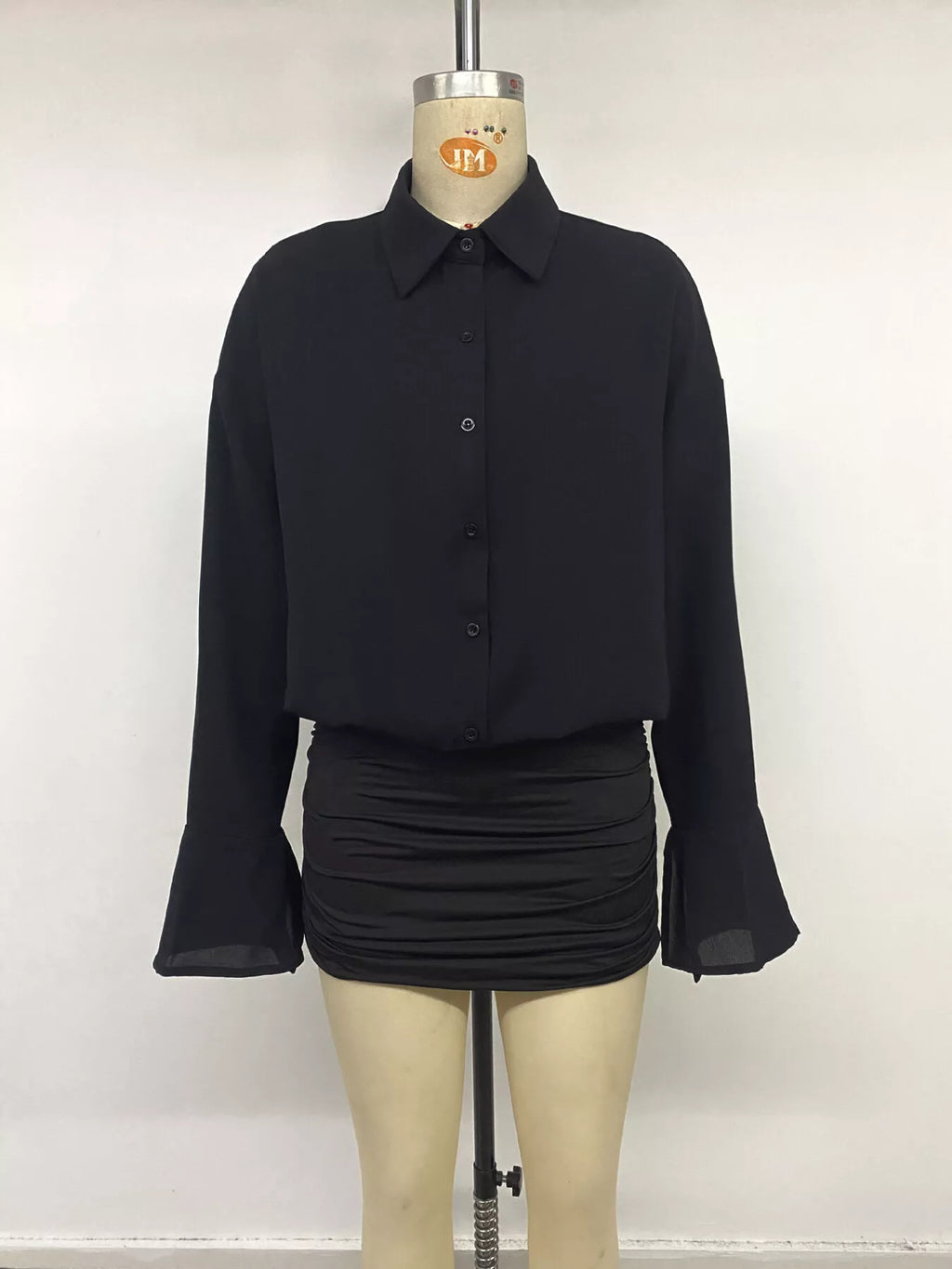 Mannequin robe bodycon noire à boutons et volans : longues manches cloche et juane froncée