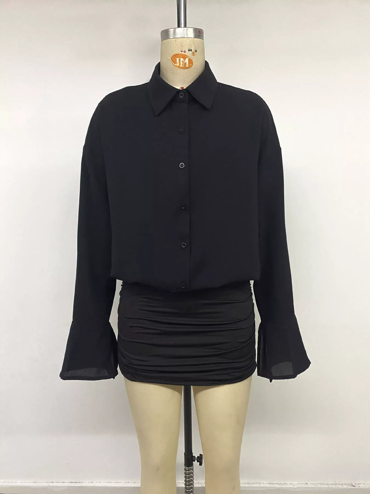 Mannequin robe bodycon noire à boutons et volans : longues manches cloche et juane froncée