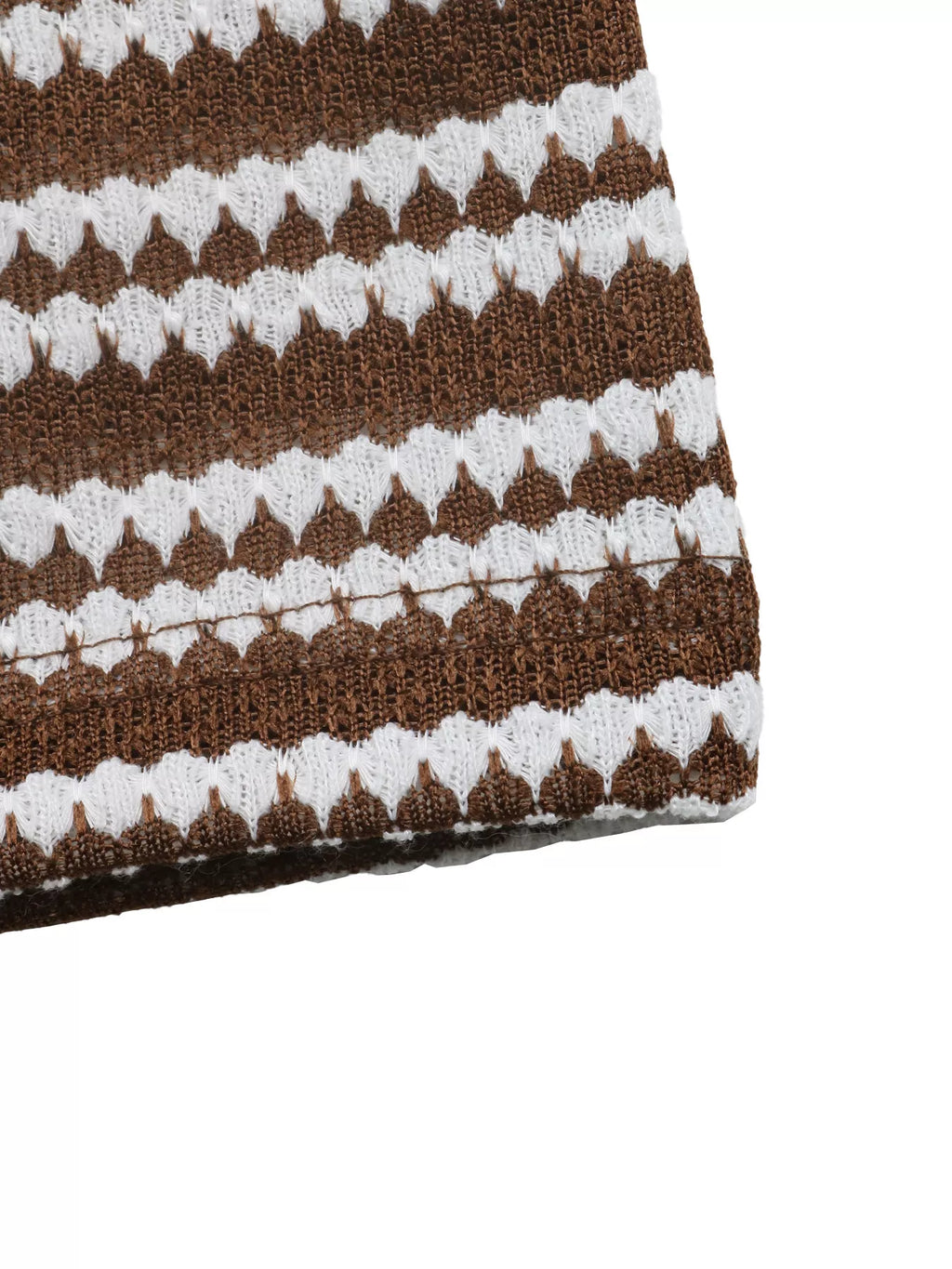 Makroaufnahme der Saumkante mit texturiertem Strickkonstruktion und gewelltem Randmuster sowie genähter Umrandung