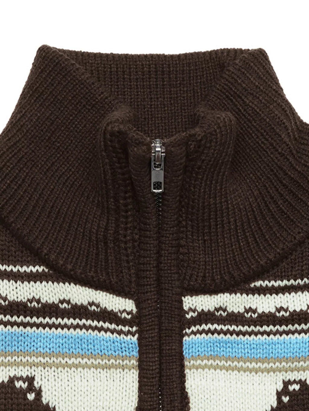 Detailaufnahme des hohen Mock-Necks mit silbernem Reißverschluss und farbigem Brustmuster in Weiß, Blau und Beige