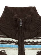 Detailaufnahme des hohen Mock-Necks mit silbernem Reißverschluss und farbigem Brustmuster in Weiß, Blau und Beige