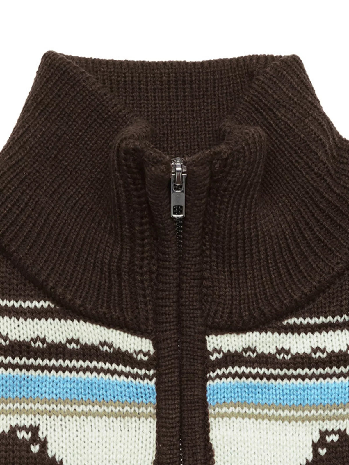 Detailaufnahme des hohen Mock-Necks mit silbernem Reißverschluss und farbigem Brustmuster in Weiß, Blau und Beige