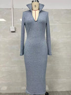 Robe tricotée côtelée bleu-gris clair sur mannequin montrant texture verticale, manches longues et col V ouvert avec haut col roulé