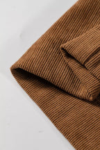 Detalle del dobladillo plegado de pantalones de pana camel, mostrando textura acanalada consistente y acabado de borde limpio
