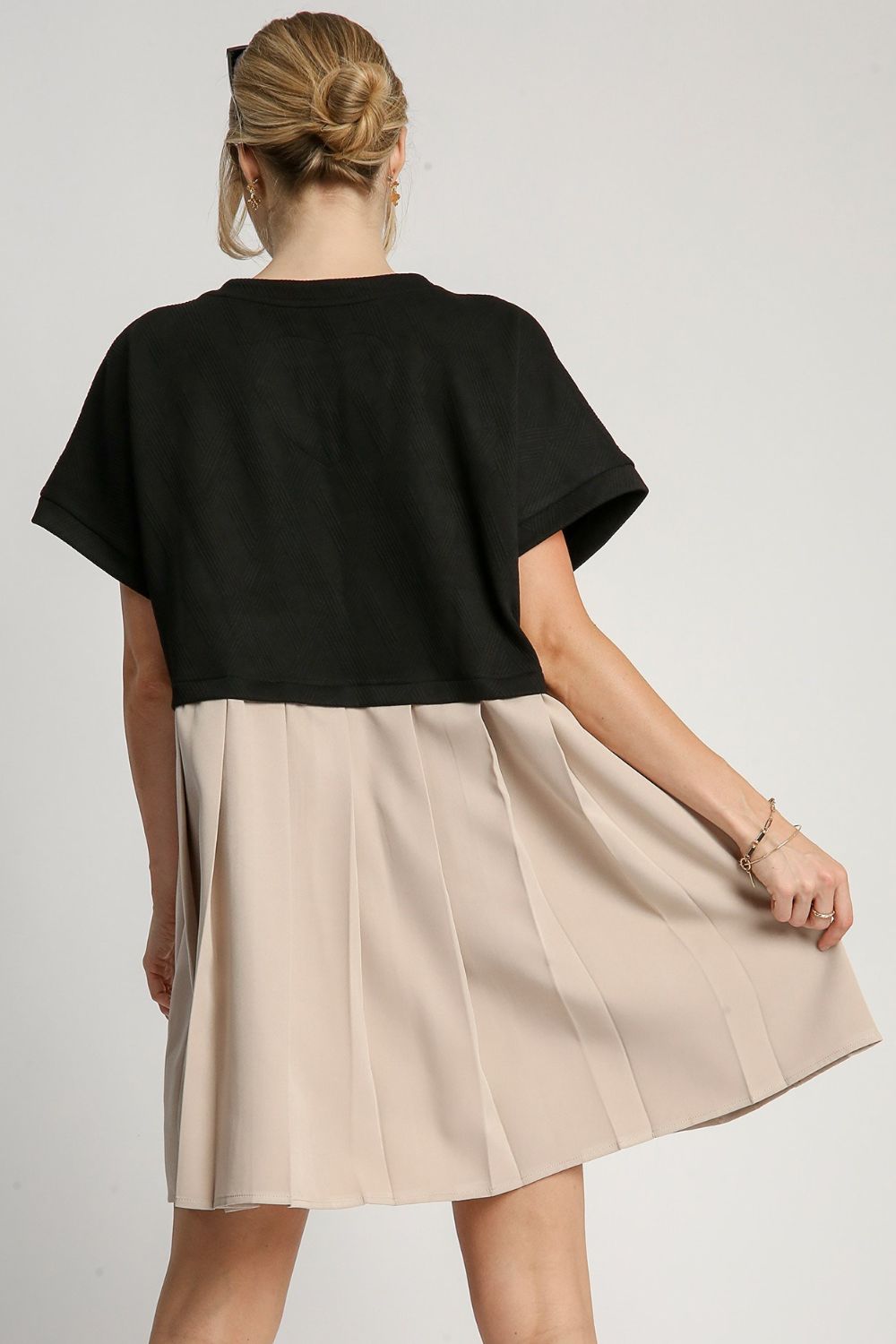 Umgee Pleated Dress Round Neck with Side Pockets Short Sleeve Ruched f85edbb5-3baf-4fd5-b937-abe06391b050-Max Trendsi