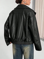 Rückansicht der oversized schwarzen Faux-Leder-Jacke mit glatter Rückseite, horizontaler Obernaht und elastisch gesammelten Bündchen.