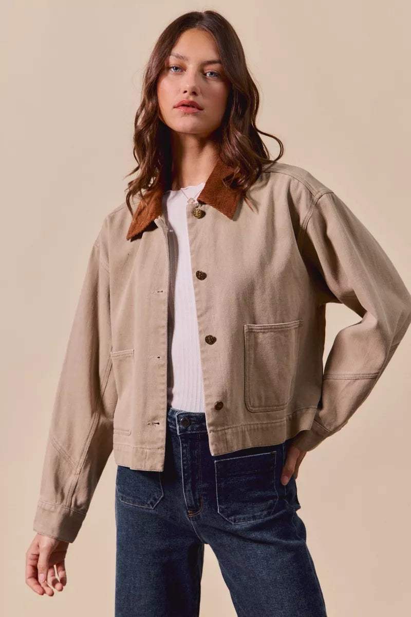 SO ME Womens Cropped Barn Jacket Cotton Twill Taupe wtih Collar and Pockets fcc658fc98904359bfc6e04d0475d55a-Max-Origin Trendsi