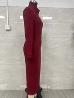 Profil latéral d'une robe tricotée côtelée bordeaux sur mannequin illustrant le tissu épousant le buste et la coupe midi ajustée globale